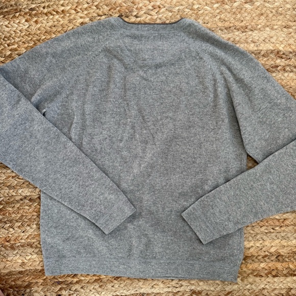 Patagonia Men’s Medium Grey Cashmere V Neck Sweater - Picture 4 of 4